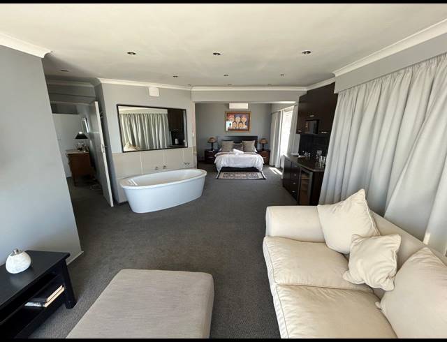 5 BEDROOM HOUSE FOR SALE IN JEFFREYS BAY CENTRAL